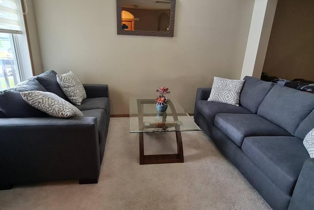 Spacious Comfortable Air-Conditioned. Near Airport! YYC 외부 사진