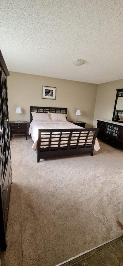 Spacious Comfortable Air-Conditioned. Near Airport! YYC 외부 사진