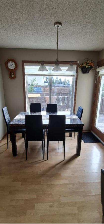 Spacious Comfortable Air-Conditioned. Near Airport! YYC 외부 사진